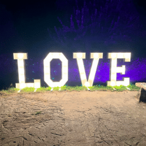 Leuchtbuchstaben "LOVE"
