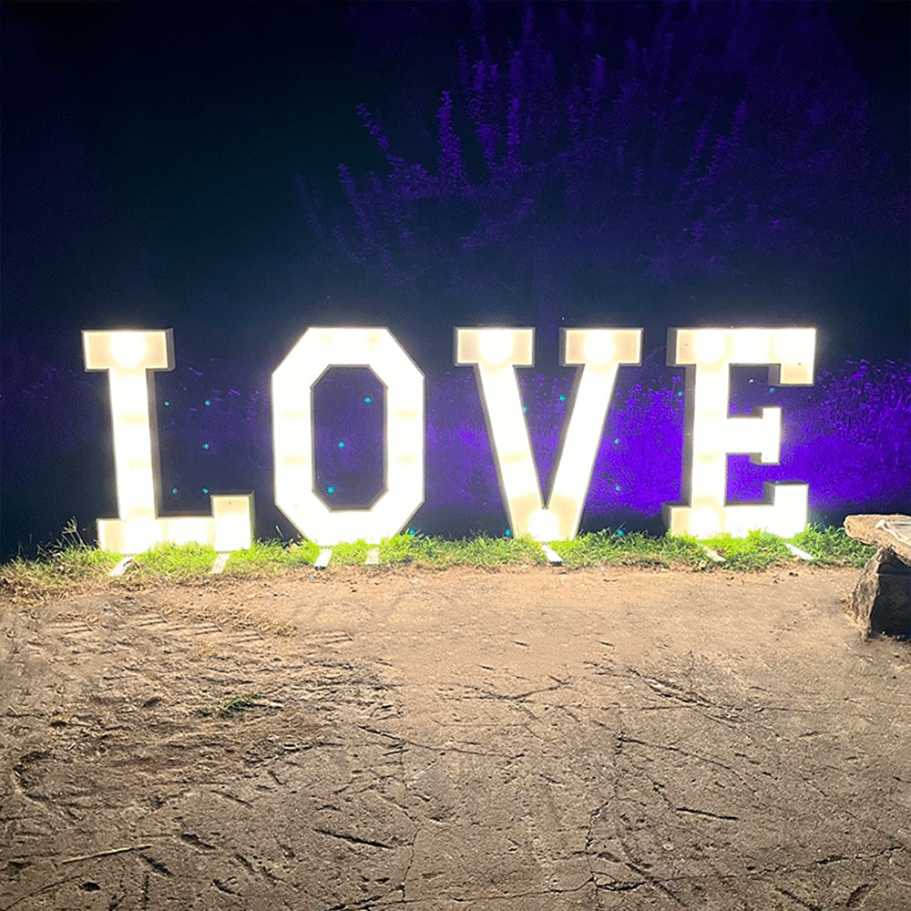Leuchtbuchstaben "LOVE"