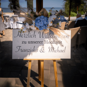 Willkommensschild aus Holz (Personalisierbar)